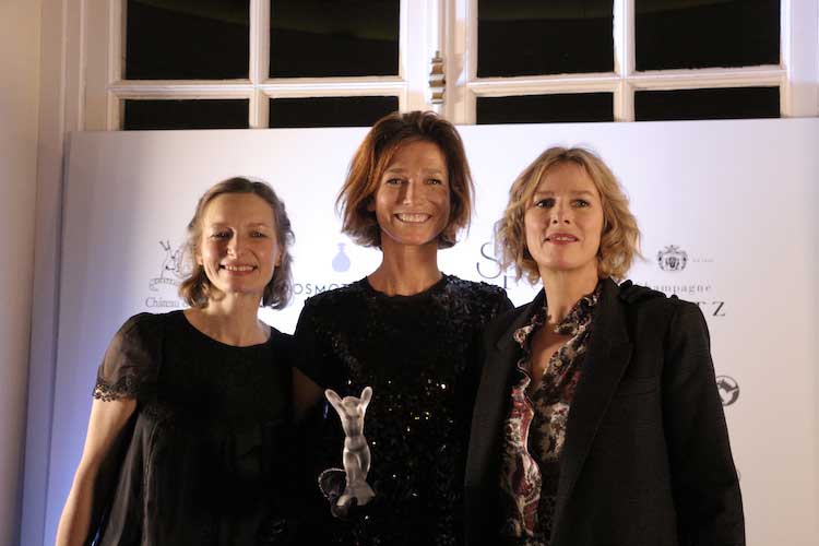 Emilie Coppermann (centre) reçoit le Prix François Coty des mains de Karin Viard (dr.) et Véronique Coty (g.)