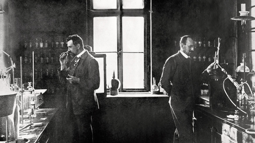 Karl Reimer et Wilhelm Haarmann (à droite) dans leur laboratoire, autour de 1878. (Source : Archive Symrise, Wikimedia Commons)
