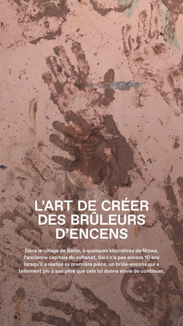 L’art de créer des brûleurs d’encens⁠

Dans le village de Bahle, à quelques kilomètres de Nizwa, l’ancienne capitale du sultanat, Saïd n’a pas encore 10 ans ⁠lorsqu’il a réalisé sa première pièce, un brûle-encens qui a tellement plu à son père que cela lui donne envie de continuer.⁠
La manufacture des frères Adawi emploie aujourd’hui cinq personnes et produit plus de 2000 porte-encens par an, parmi ⁠les plus fameux du pays : avec une anse pour la fumigation des maisons, et sans pour le bakhour, permettant de parfumer ⁠les vêtements. 
Sensualité de la matière et technicité du geste. 
Sur son tour de potier, avec le plat de la main, le bout de ⁠l’index ou la pince du pouce, Saïd Adawi est passé maître dans son art, capable de faire surgir une forme parfaite depuis la ⁠masse de glaise qu’il travaille.⁠
.⁠
Credits: Nez⁠
Réalisation: Eléonore de Bonneval⁠
Images: Ateeb Ali⁠
Direction artistique: Mathieu Chévara⁠
Montage: Jean-Philippe Derail⁠
Sound design: Perfecting Sound Forever⁠
Design graphique: Vianney Bureau, Mikaël Charbonnier⁠
Amouage: Renaud Salmon, Andras Komar, Dominique Roques, Matthew Wright, Rayyan Alabdullatif⁠
Remerciements: Arielle Lauze⁠
.⁠
[Exposition] Partez à la découverte du Wadi Dawkah, Terre de l’encens à la Grasse Perfume Week du 3 au 5 juillet 2025.⁠
.⁠
@edebonneval @theateebali @wadidawkah @amouageofficial @perfumeweek @adawipottery⁠
.⁠
#wadidawkah #amouage #frankincense #parisperfumeweek #grasseperfumeweek